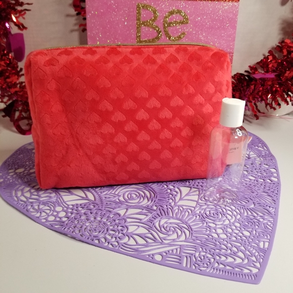 Juicy Couture Red Valor with Hearts Cosmetic Travel Bag New - Picture 5 of 14